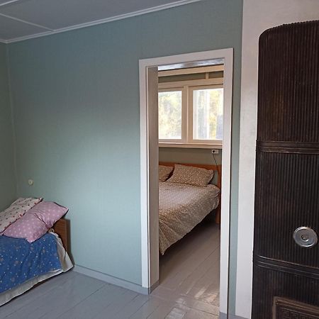 Kuus Tuba Hostel Leisi Екстериор снимка