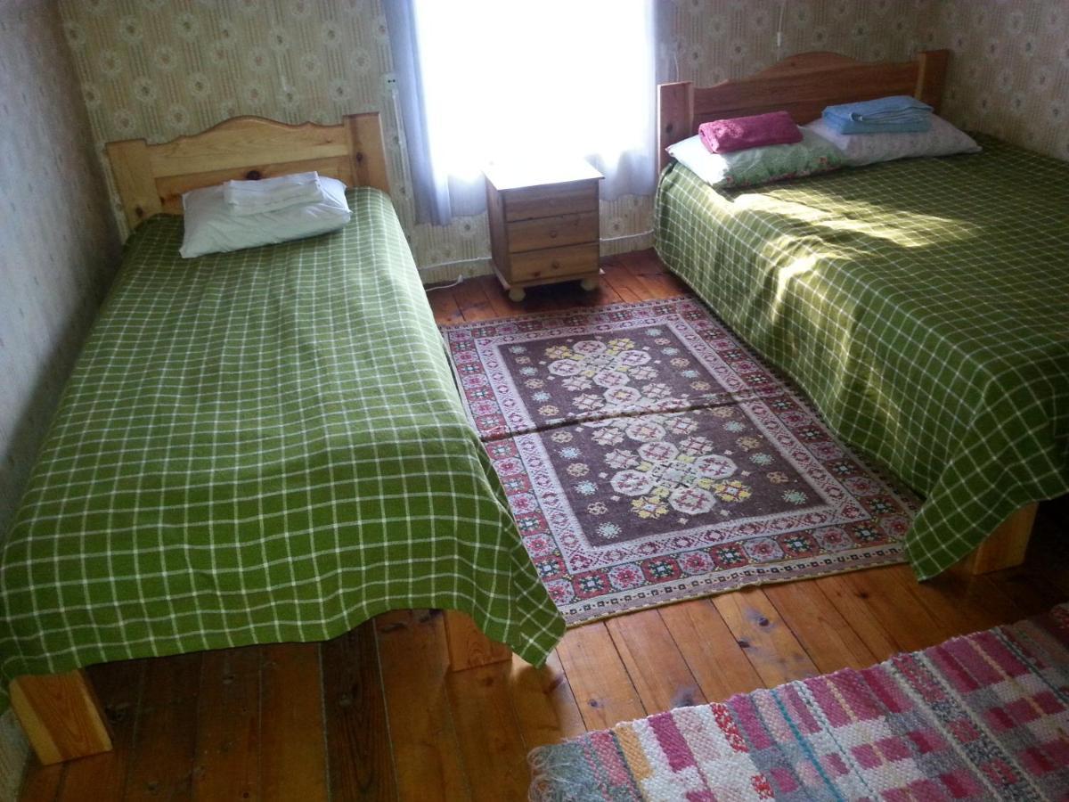 Kuus Tuba Hostel Leisi Екстериор снимка