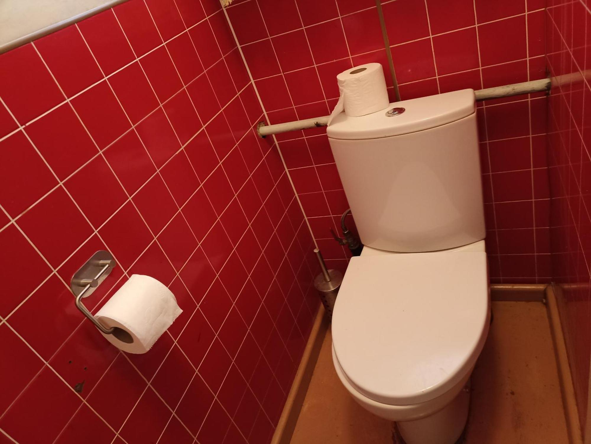 Kuus Tuba Hostel Leisi Екстериор снимка