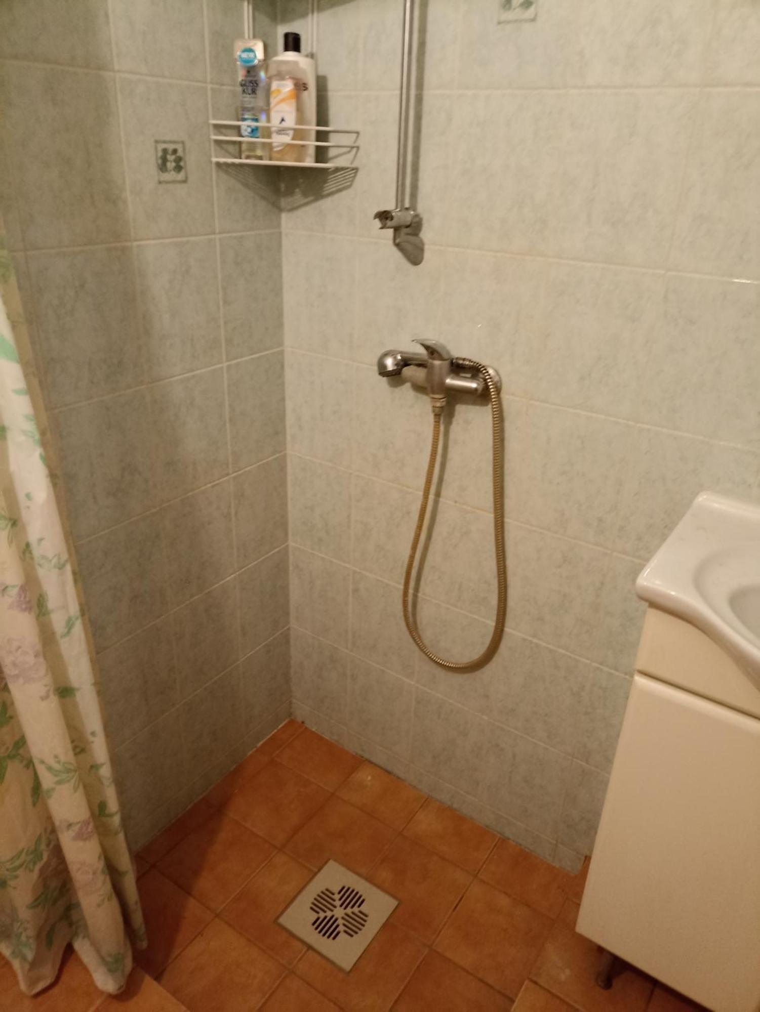 Kuus Tuba Hostel Leisi Екстериор снимка